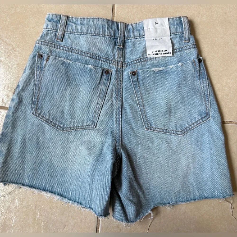 a loves a Women’s 24 Blue Frayed Cut Off Hem Distressed Denim Boyfriend Shorts - Picture 10 of 12